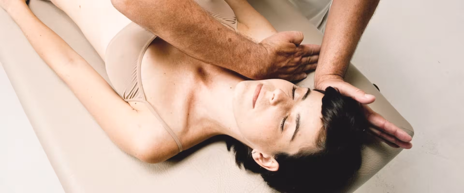 Terapeuta especializado do Instituto Ahau realizando teste muscular manual de Balanceamento Muscular, demonstrando avaliação de biofeedback neurológico, mapeamento energético e harmonização do sistema neuromuscular