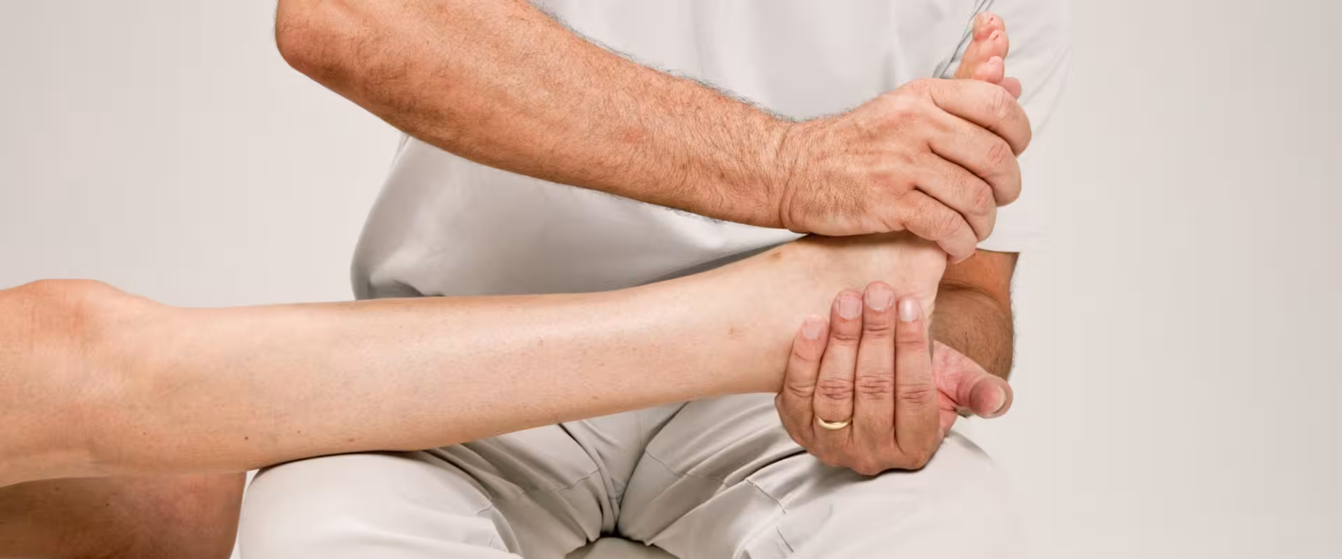 Profissional aplicando técnicas avançadas de Balanceamento Muscular Módulo 2, demonstrando avaliação de meridianos, roda de energia e correção de desequilíbrios neuromusculares para harmonização integral