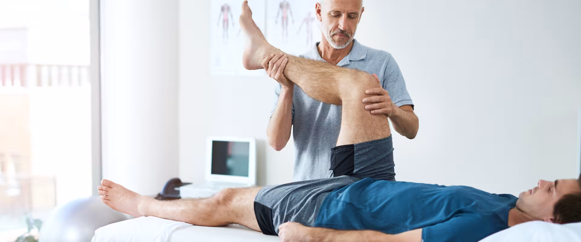 Profissional aplicando técnicas avançadas de Balanceamento Muscular Módulo 4, demonstrando diagnóstico especializado, correção de bloqueios energéticos e otimização do sistema neuromuscular integrado