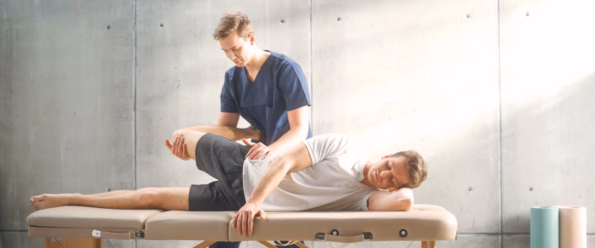 Profissional aplicando técnicas mestres de Balanceamento Muscular Módulo 5, demonstrando diagnóstico integrado avançado, harmonização energética completa e otimização máxima do sistema neuromuscular