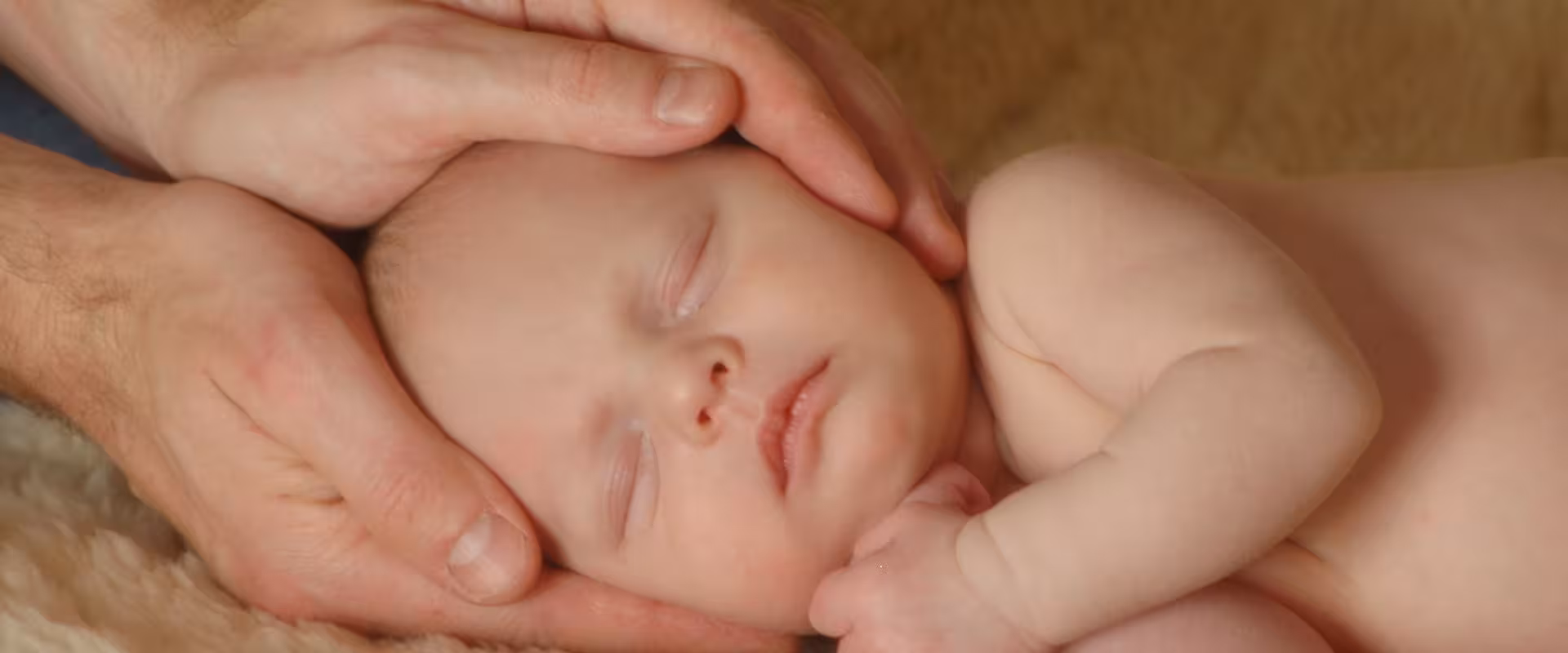 Profissional realizando sessão de Reiki 2 com símbolos sagrados, demonstrando técnicas avançadas de canalização de energia universal para tratamento à distância e transformação emocional profunda