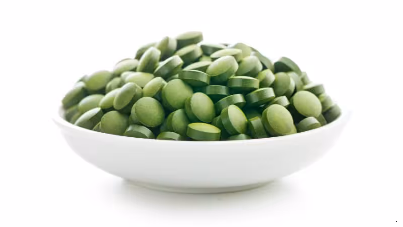 Ilustração sobre chlorella, associada a saúde metabólica, suporte hepático, antioxidantes e evidências científicas atuais