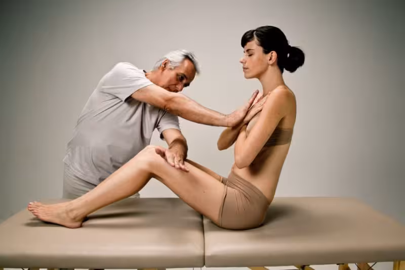 Profissional realizando técnica de balanceamento muscular especializado, demonstrando avaliação e tratamento integrado de desequilíbrios musculares para saúde integral e bem-estar