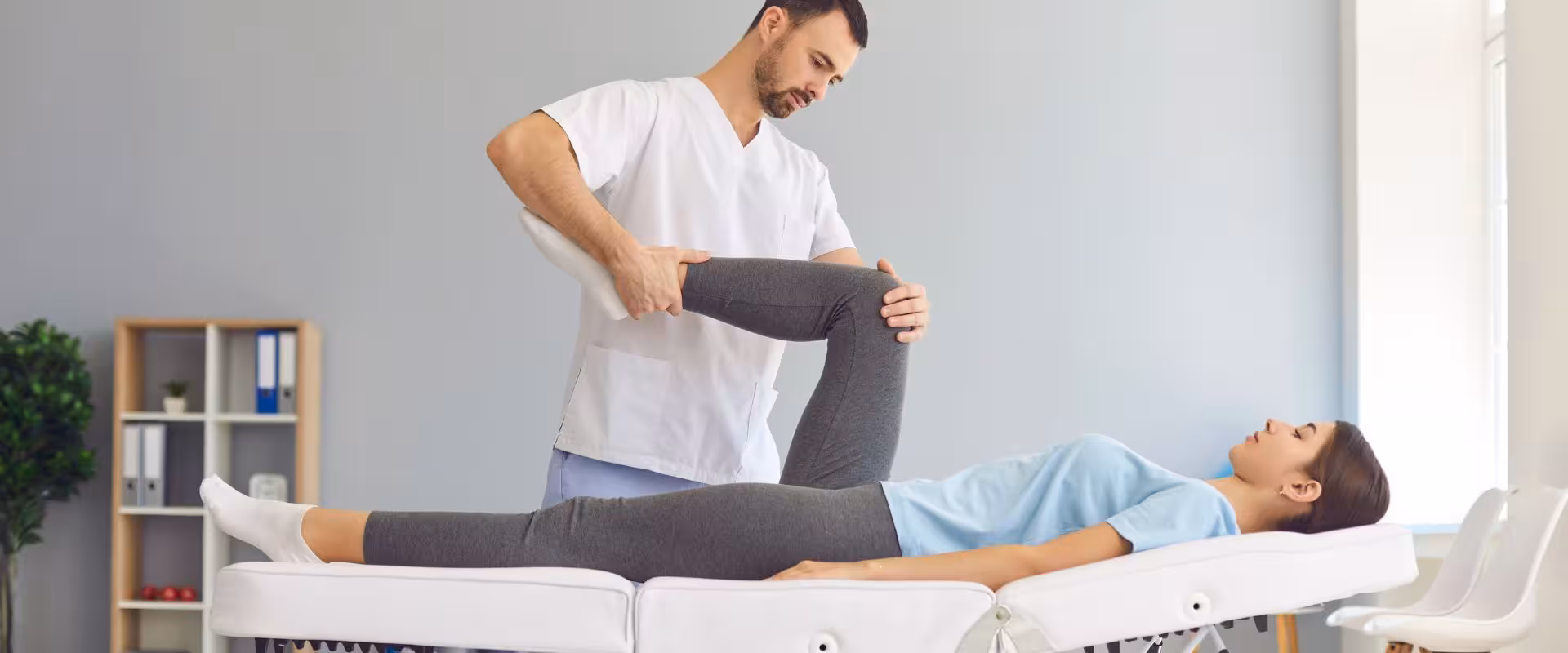 Profissional realizando técnica de balanceamento muscular especializado, demonstrando avaliação e tratamento integrado de desequilíbrios musculares para saúde integral e bem-estar