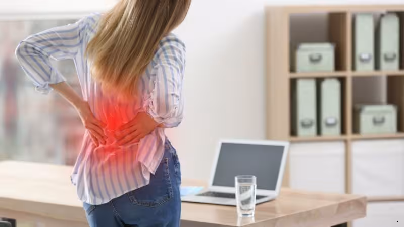 Ilustração sobre inflamação crônica no corpo, associada a sintomas inflamatórios, estilo de vida, saúde metabólica e estratégias naturais de redução