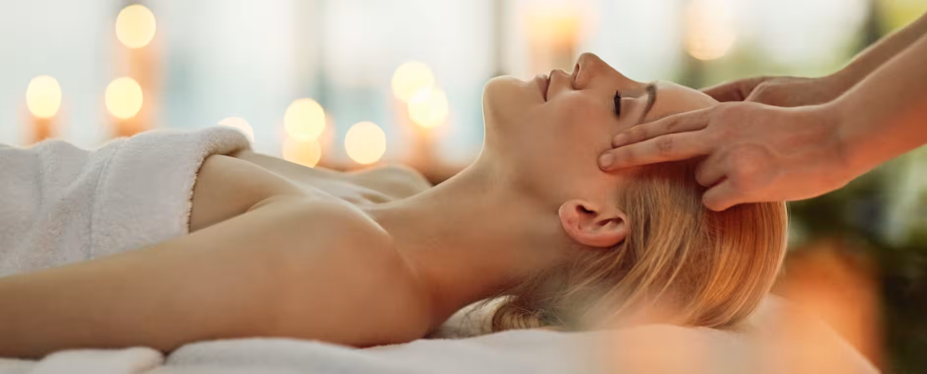 O terapeuta realiza sessão de Reiki e Balanceamento Muscular no Instituto Ahau, utilizando abordagem integrativa para saúde holística em São Paulo.